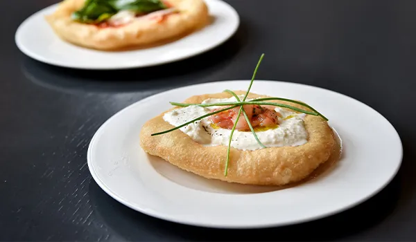 pizza fritta con vino pizza fritta con vino
