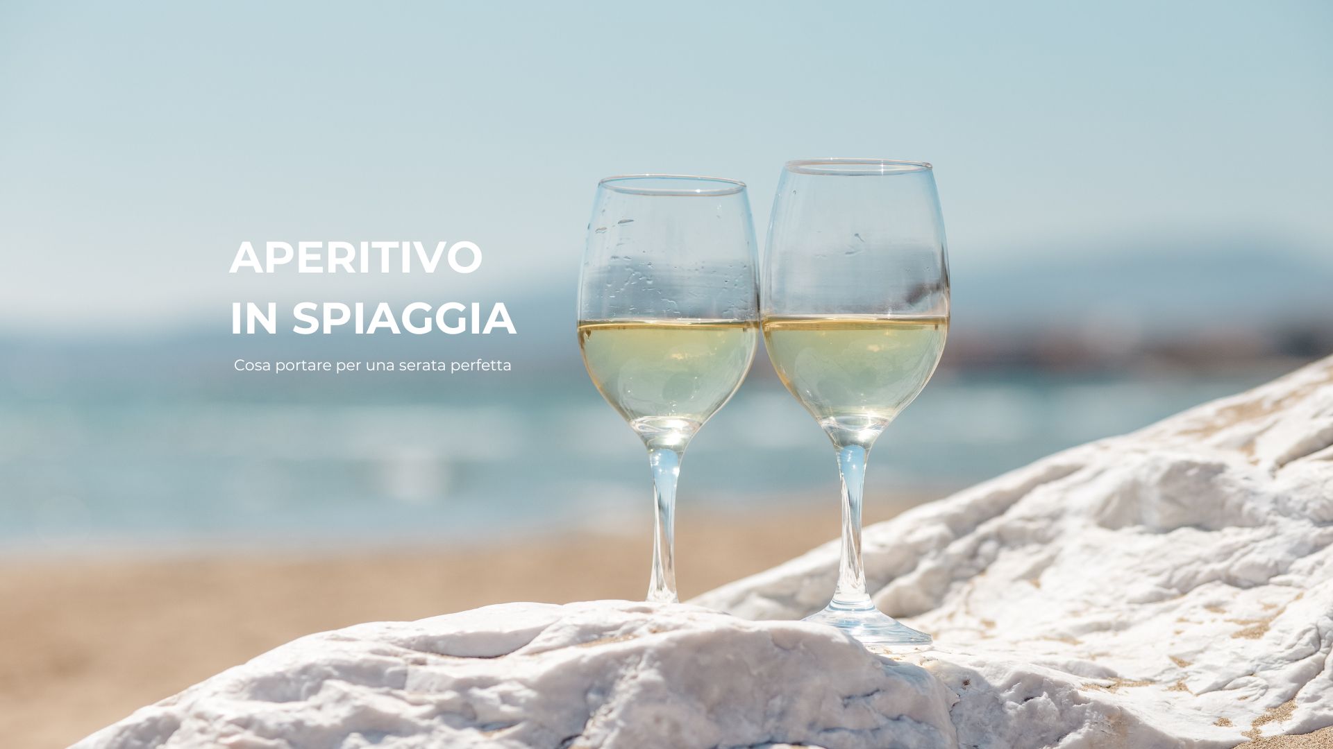 bicchiere di vino in spiaggia